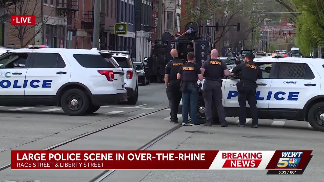 Policja i SWAT blokują ulicę w Over-the-Rhine