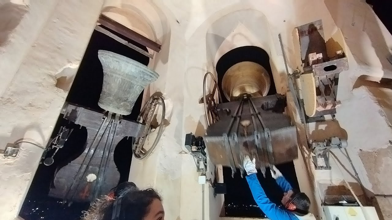 Volteo manual de campanas en la Pobla de Vallbona por San Sebastián