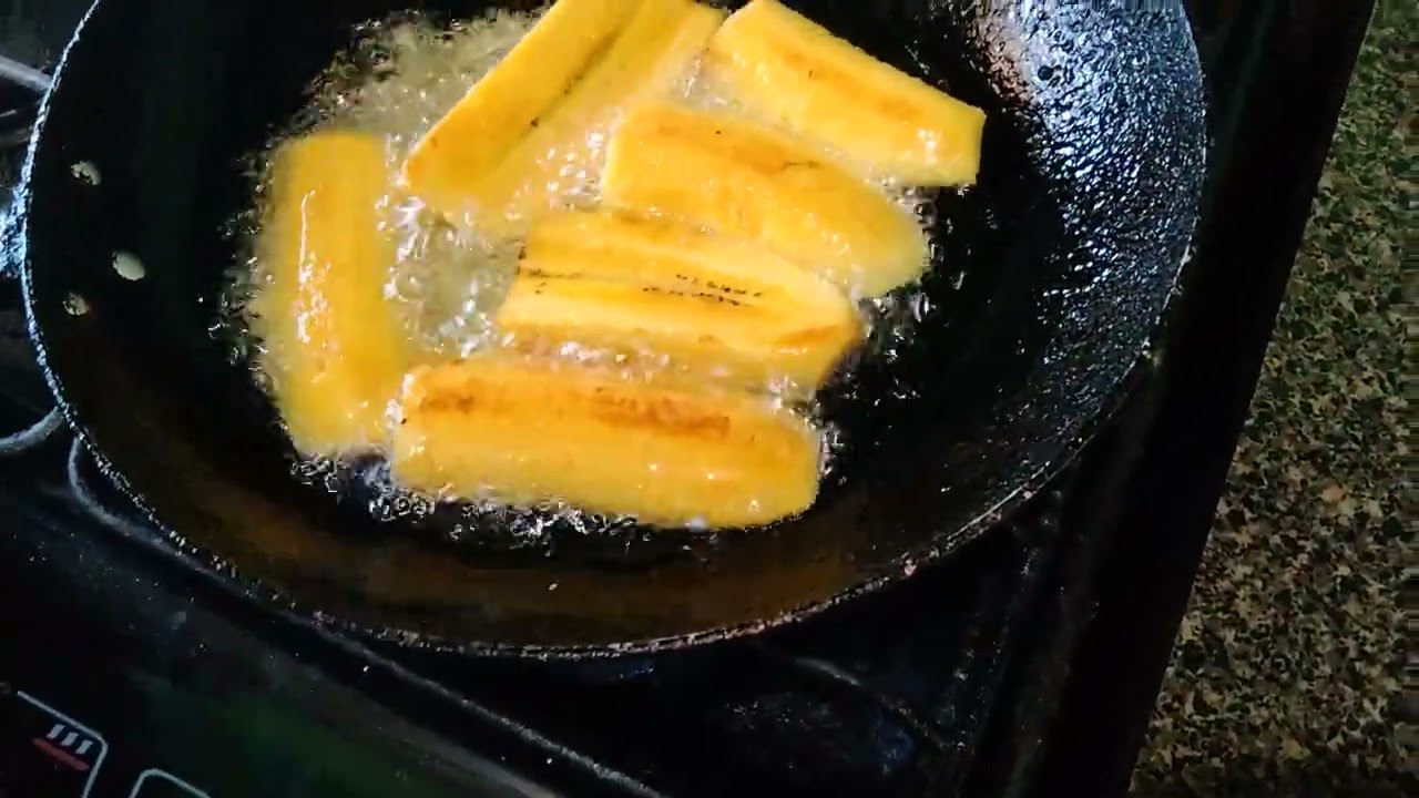 Haciendo platano frito con frijolito negro