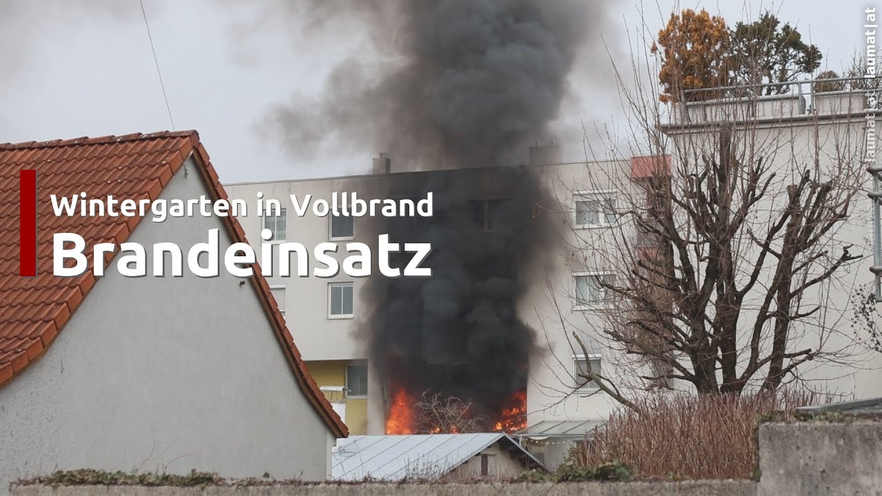 Wintergarten in Vollbrand: Flammen schlugen aus einem Mehrparteienwohnhaus in Wels-Neustadt