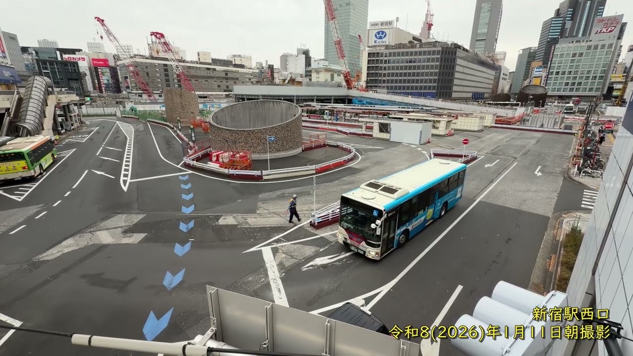 新宿駅西口　車道の導線が変わり甲州街道に抜けられなくなりました　令和8(2026）年1月11日撮影