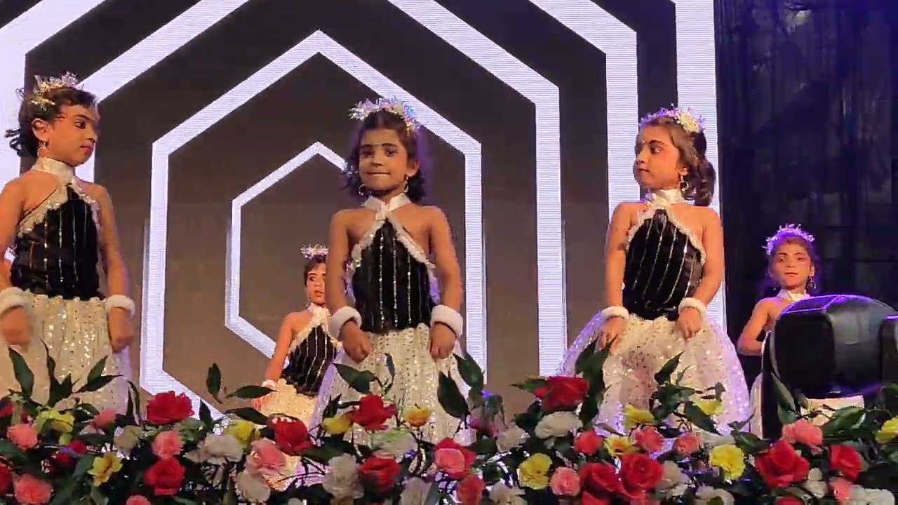 Vellaram kilikal valamvechu parakkum dance performance | Rainbow kids english school
