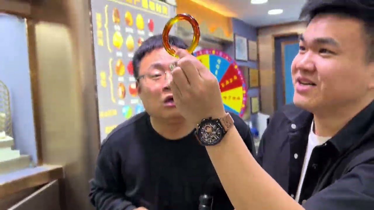 稀有的天然琥珀，一串几十？连多米也才两百多，逛批发市场心动吗 #蓝珀 #琥珀 #血珀