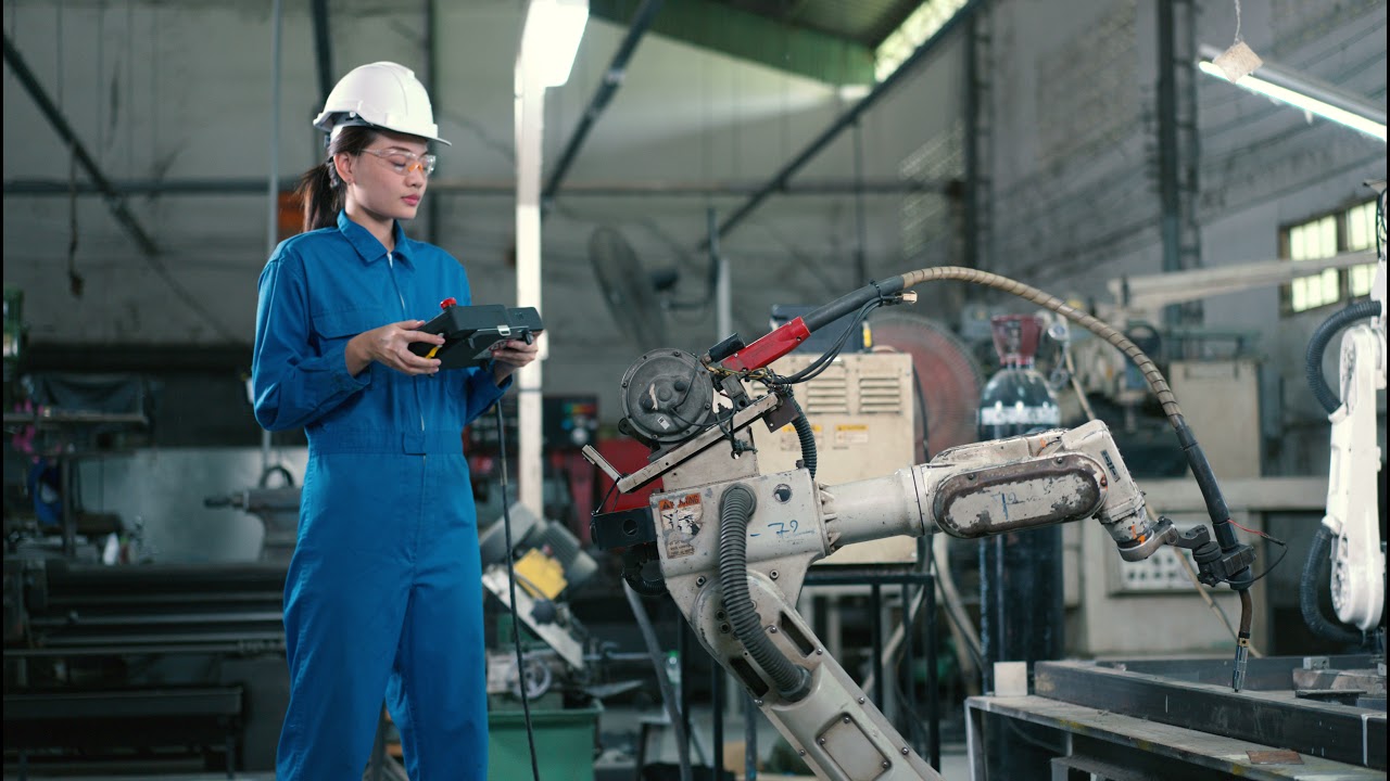 T05 Robot ,Engineering woman, she is testing the robot arm.