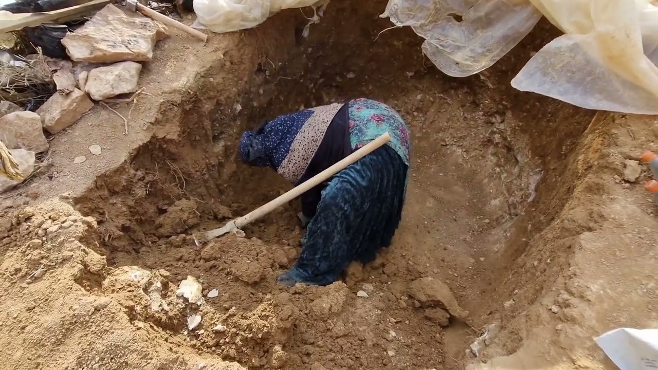 The Operator's Warm Blanket & Rescue Eggs in the Clay Cave 🧣🥚 | Grandma Builds Her Home With Love