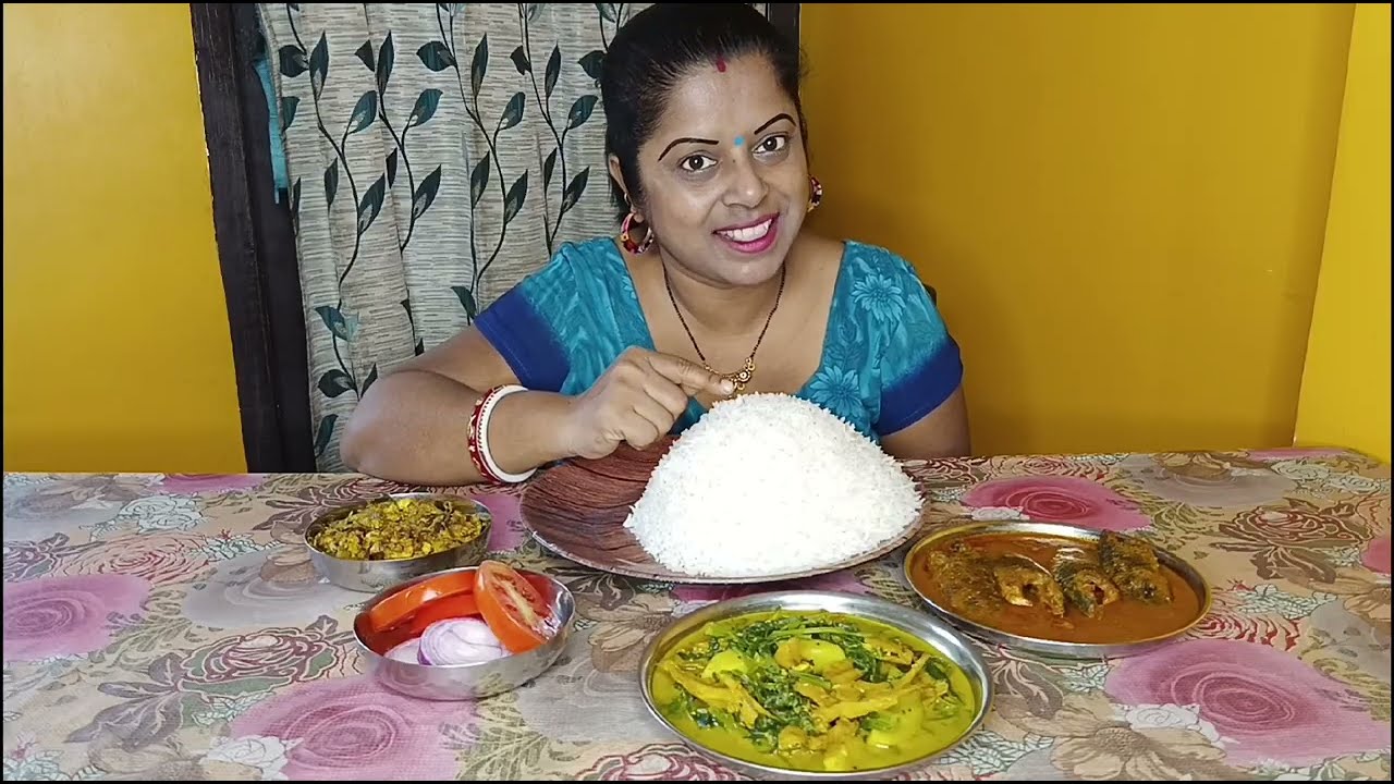 দুপুরের থালিতে আছে ভাত। মাছের তেল , মাছের ডিম ভাজা।মোরোলা মাছ দিয়ে সিস পালনের ঝোল।কৈ মাছের ঝাল।