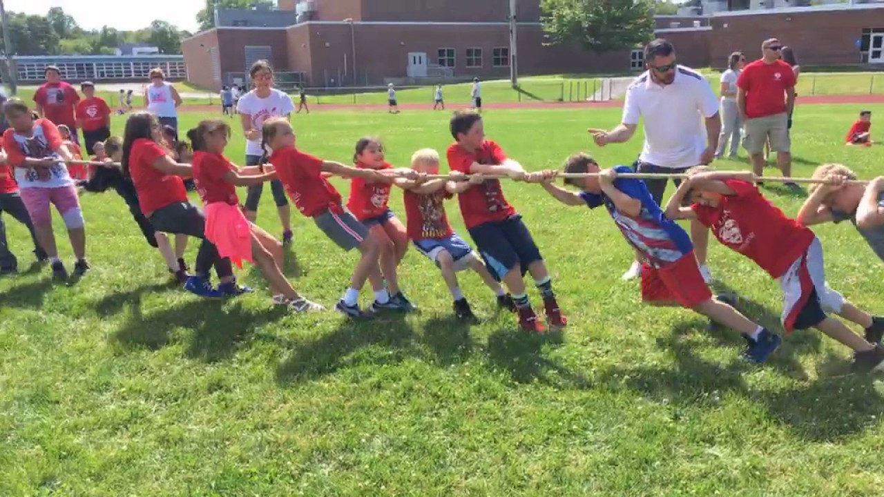 Seneca Elementary Students play Tug of War on Field Day 2017
