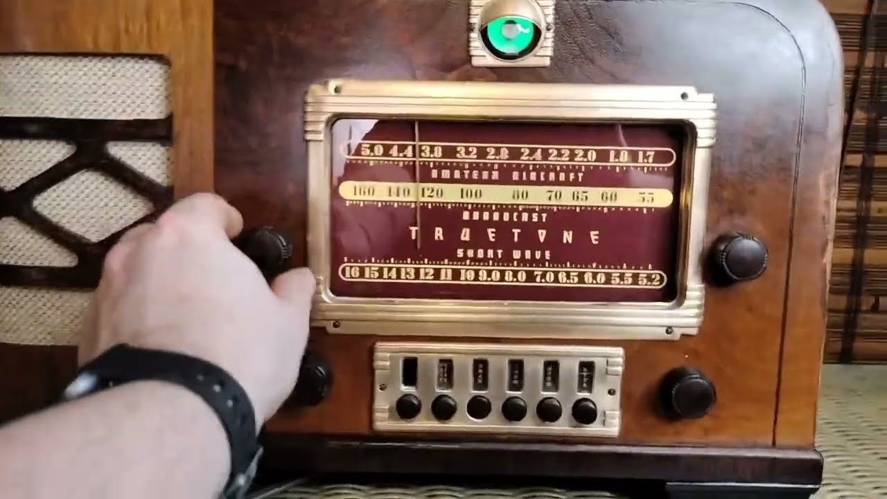 Restoration-Truetone D711 tube radio.