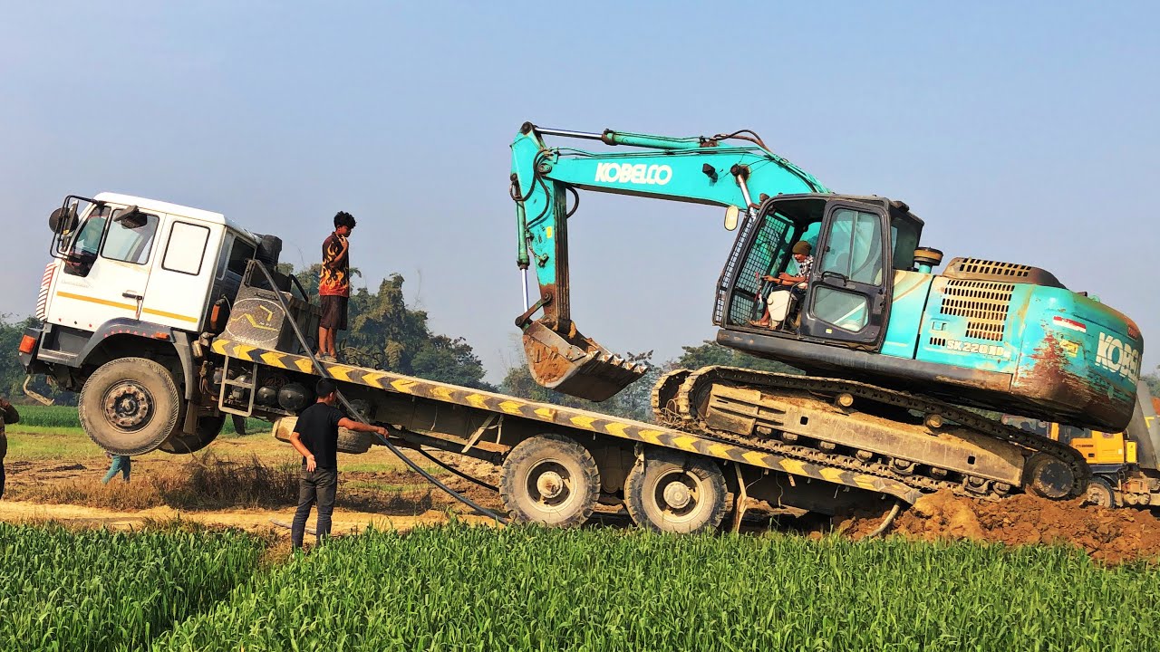 Excavator Being Loaded Onto Trailer | Kobelco 220 XD Excavator Loading Trailer | JCB 3dx | Tractors