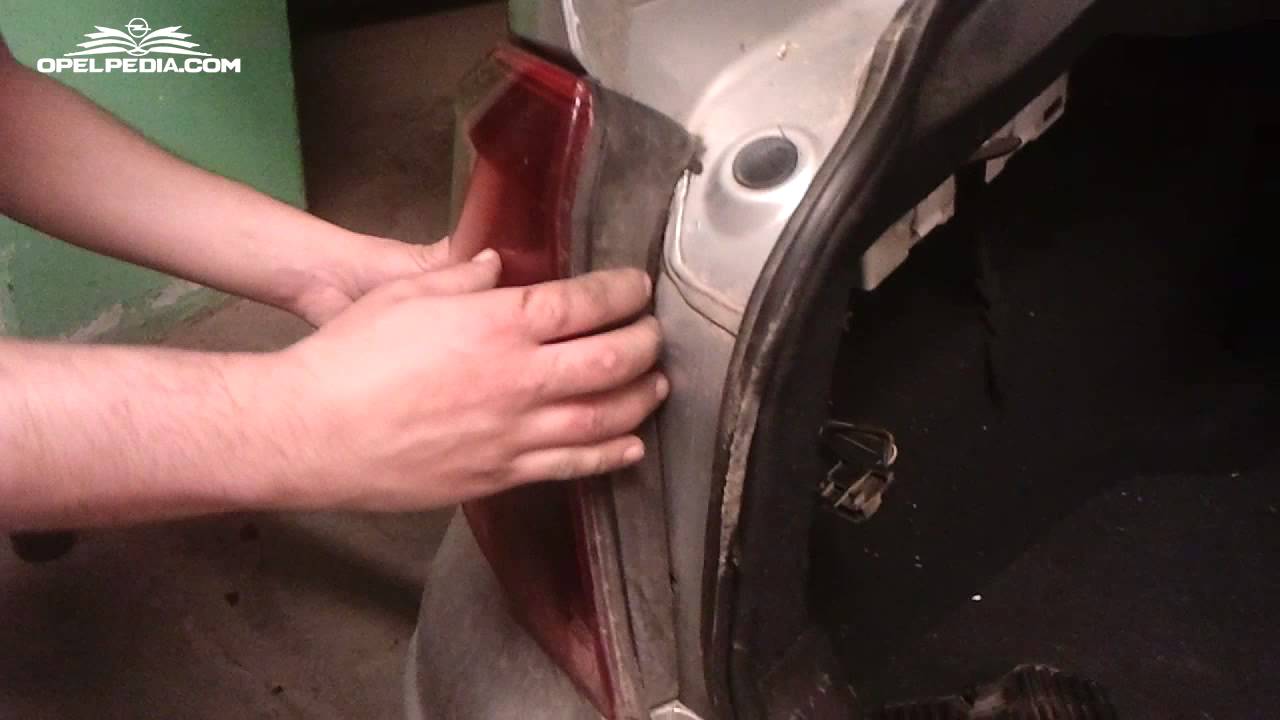 Opel Astra G Tutorial: How To Replace A Brake Light