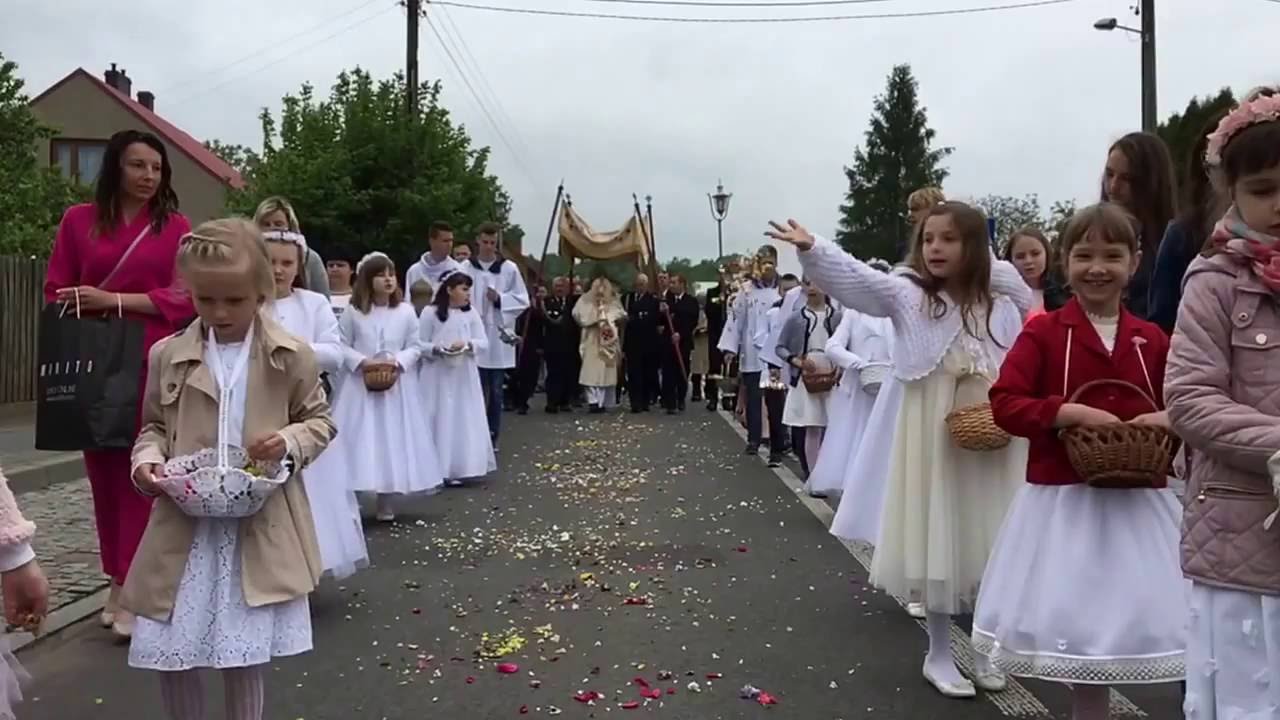Sypanie kwiatków na procesji Bożego Ciała - Zrębice 2016