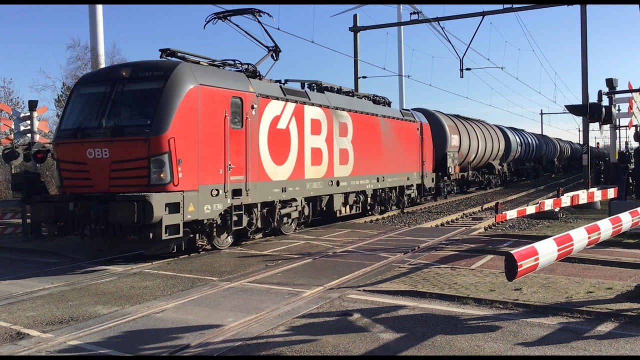 Truckspotting and Trainspotting and Railroadcrossing action video ! ÖBB Cargo with Linz Shuttle 🚂🚃🚃🚃
