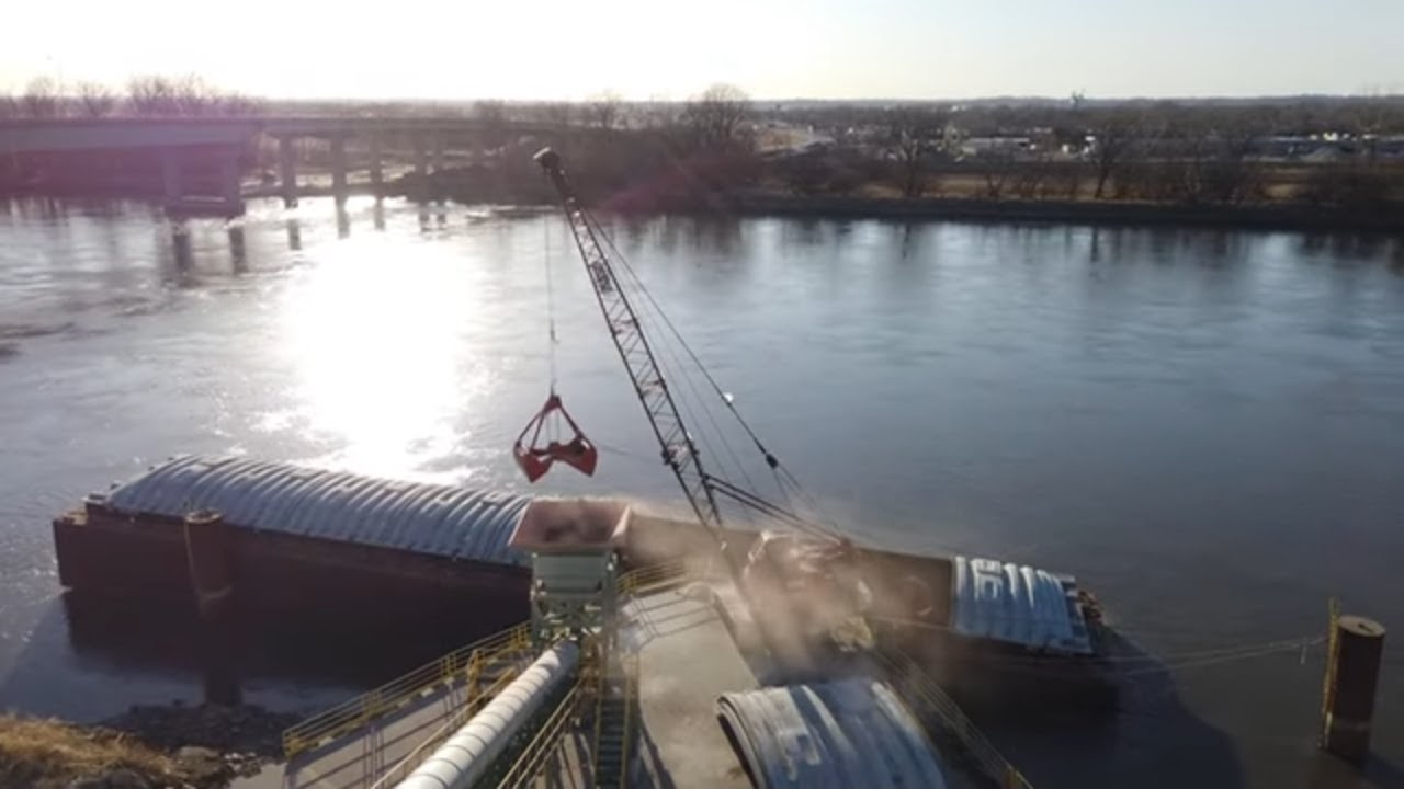 Clam bucket on a friction crane | Unloading a barge with a crane