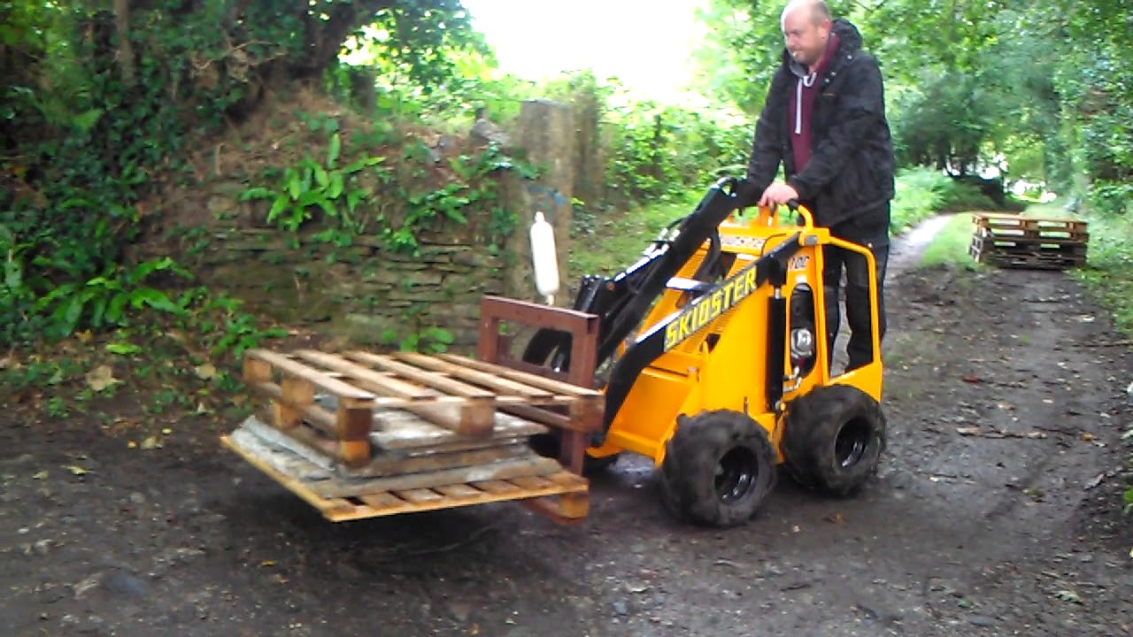 Skidster M10C working with pallet forks