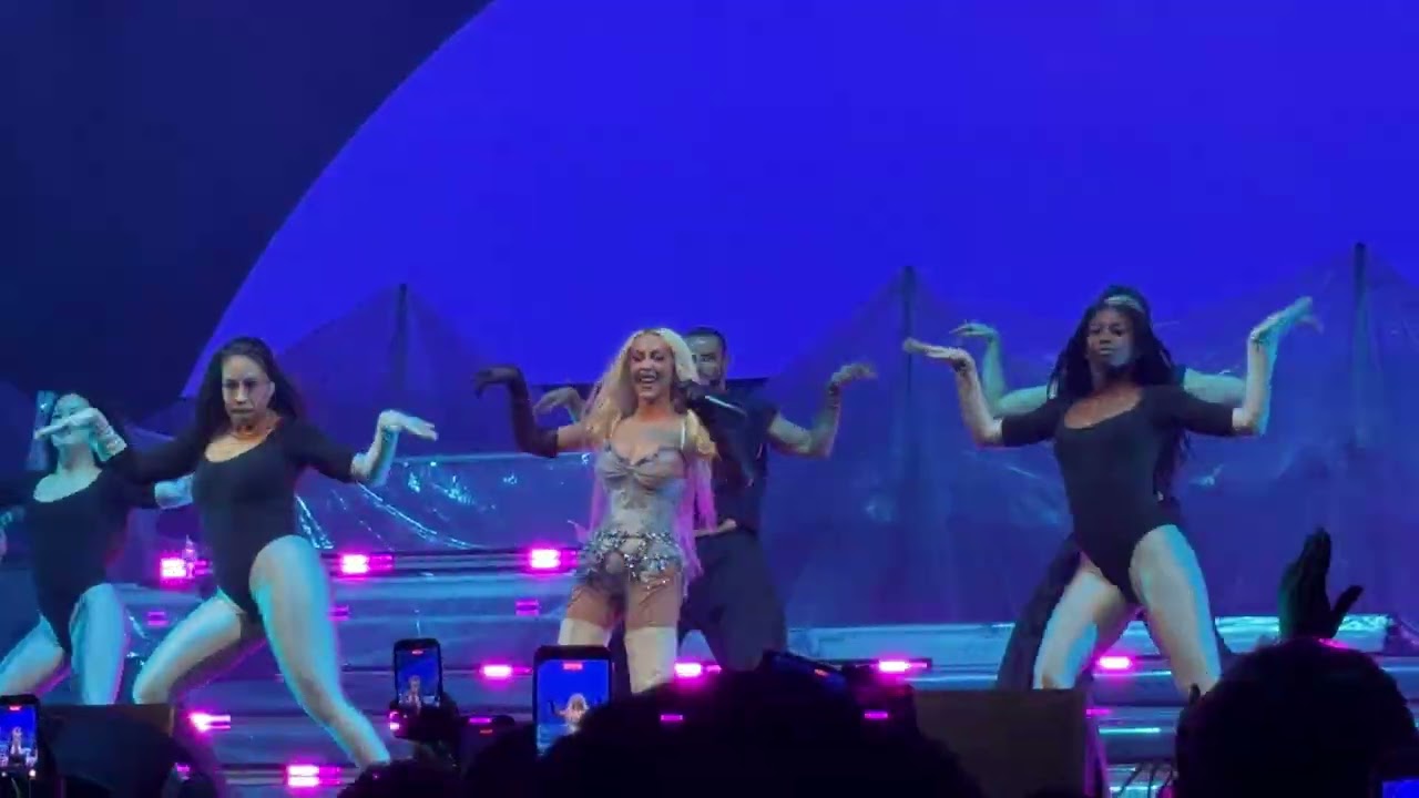 Christina Aguilera - Genie in a Bottle @ChristinaAguilera  #mexico #concert #usa #cdmx 