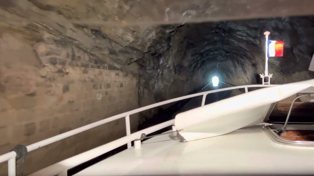 De tunnel van Givet Frankrijk, doorvaart tunnel, vaar digitaal mee op onze boot 8x3m