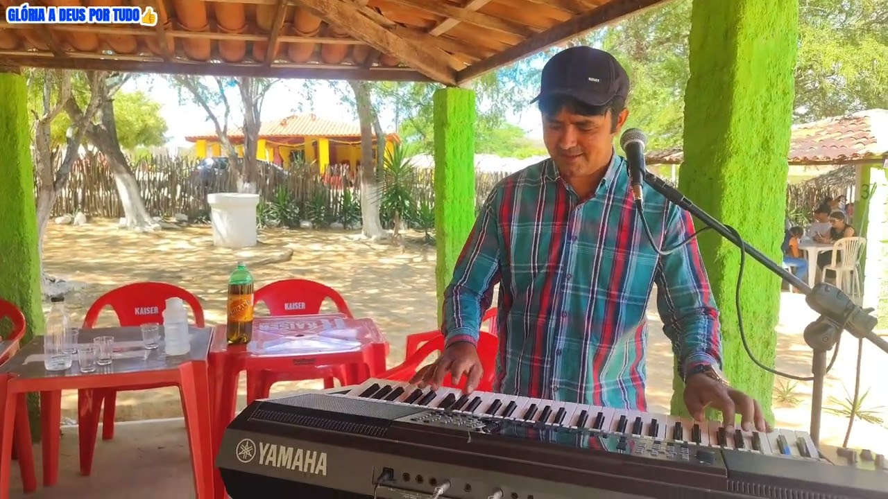 Teddy dos Teclados Louvando a Deus Fazendo o Ide do Senhor Jesus Cristo sítio entrada. 