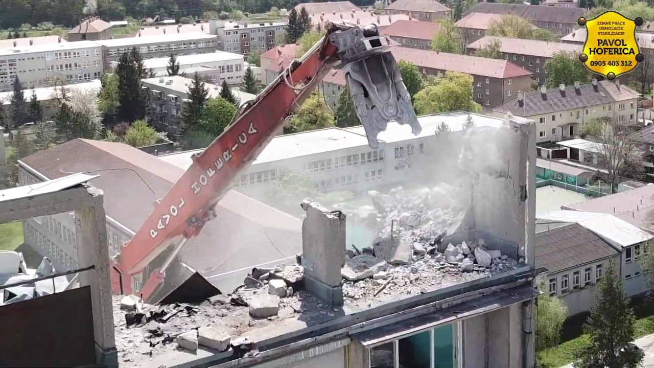 Demol&aacute;cia v&yacute;&scaron;kovej budovy na N&aacute;mest&iacute; SNP v Partiz&aacute;nskom + Timelapse