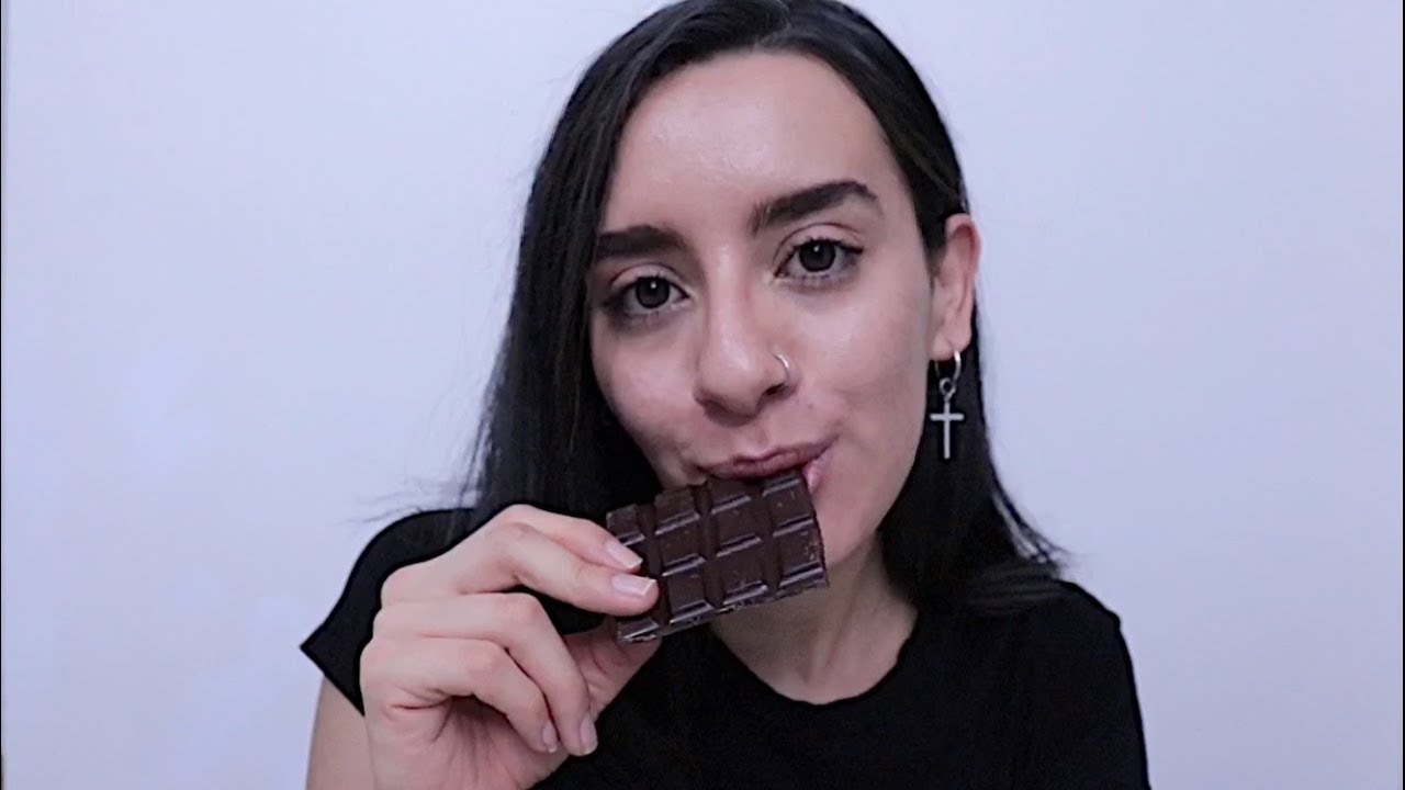 ASMR EN ESPAÑOL - COMIENDO CHOCOLATE & TAPPING