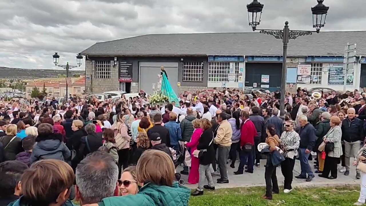 Traslado de la Virgen de Las Vacas a ritmo de 'El Gato Montés'.