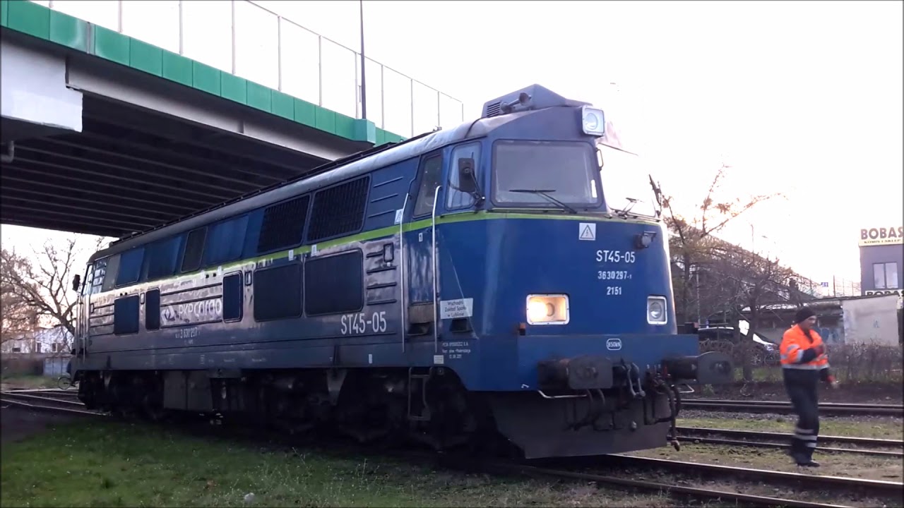 ST45-05 manewruje z wagonami na stacji w Mielcu (+RP1) - 24.10.2017