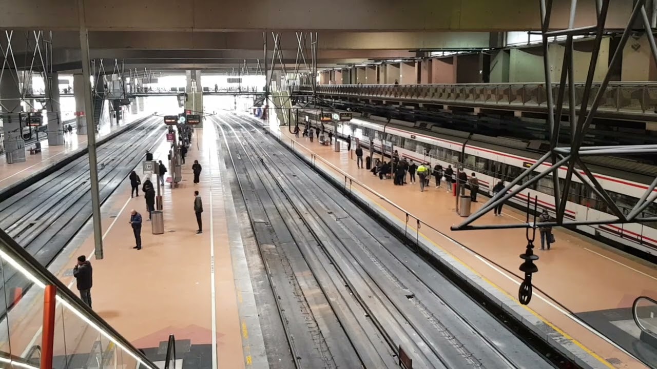 RENFE Class 465 - 028/528 + 078/578 arriving at Atocha Station Madrid on 27/11/23