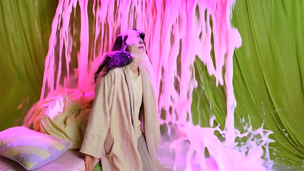 Fritzi Ernst - Ich steh im Bett (Offizielles Musikvideo)