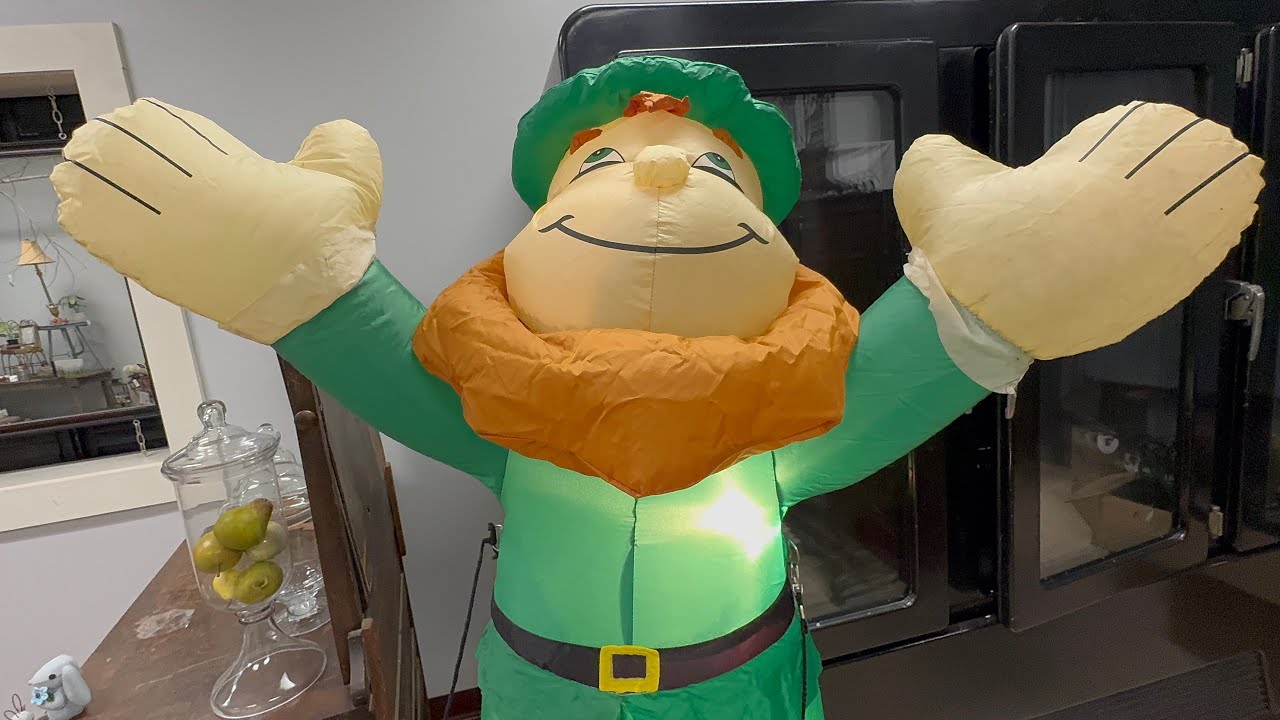 Gemmy 2004 6ft inflatable leprechaun  on pot of gold ￼
