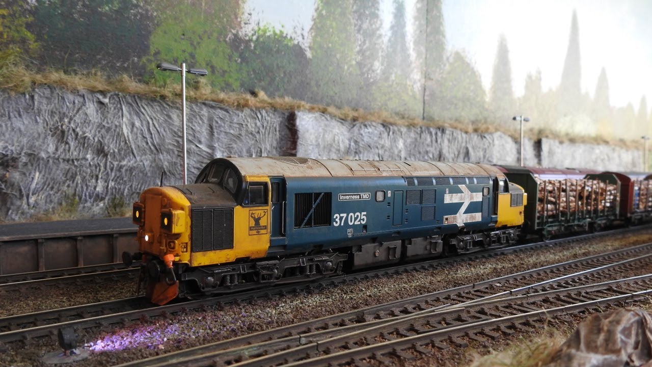 29 - Worsley Dale OO gauge Garden Railway - Class 37s on Freight