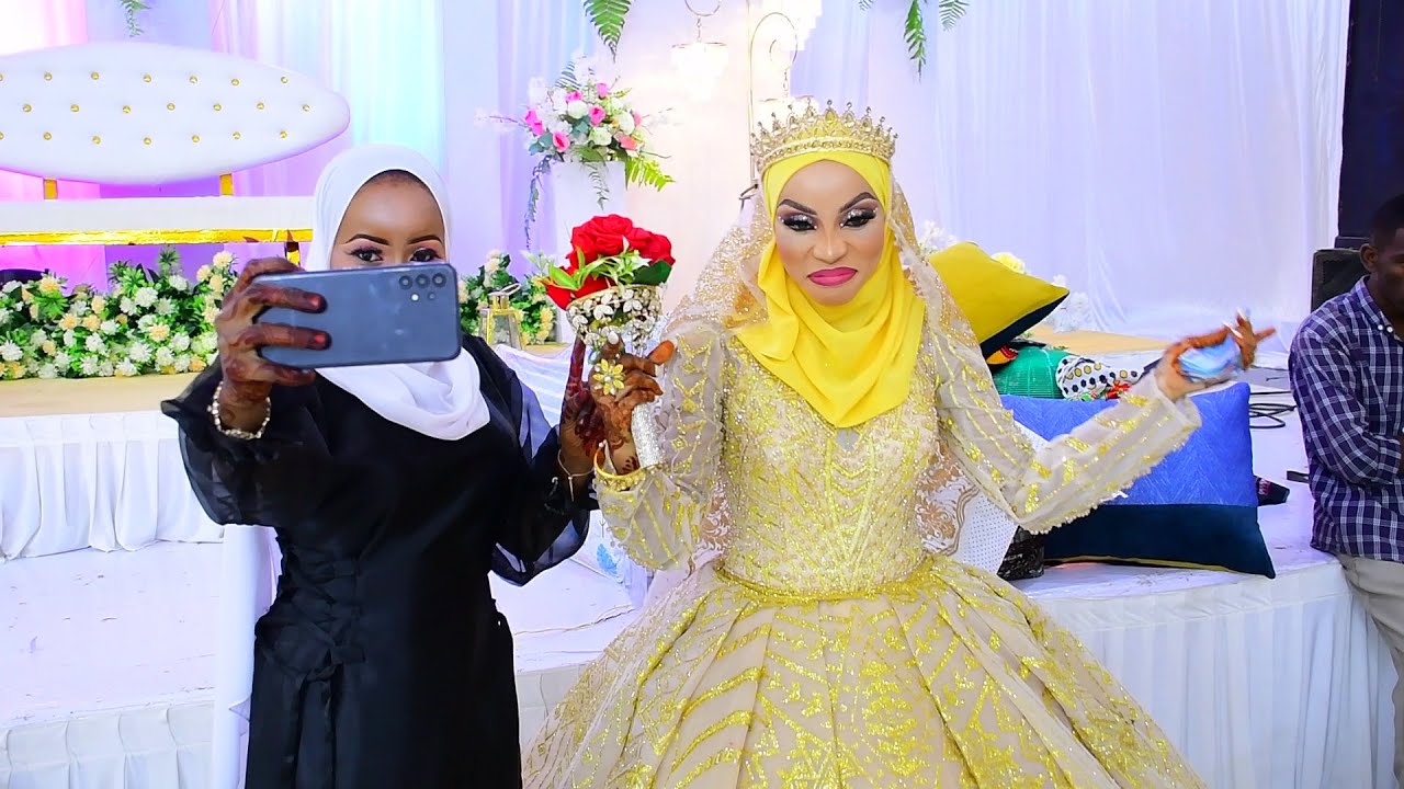 UKHTY NAHAT AONESHA PHOTOSHOOT YA KIBABE ALIOFANYA NDANI YA HOLI LAKE LA USIKU WA ZAWADI
