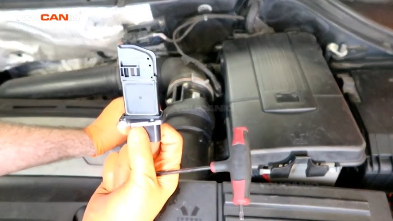 Volkswagen Tiguan 2009-2016 — замена датчика массового расхода воздуха
