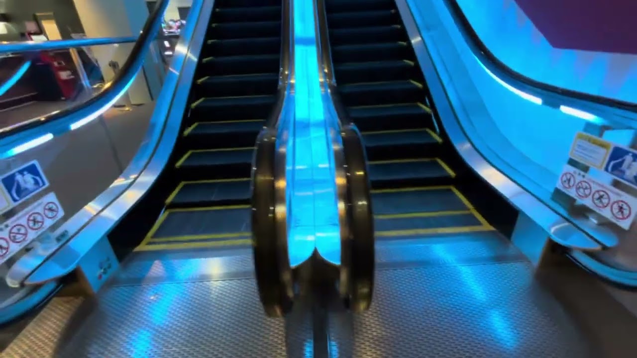 ラウンドワンスタジアム 浜松店　エスカレーター　上り