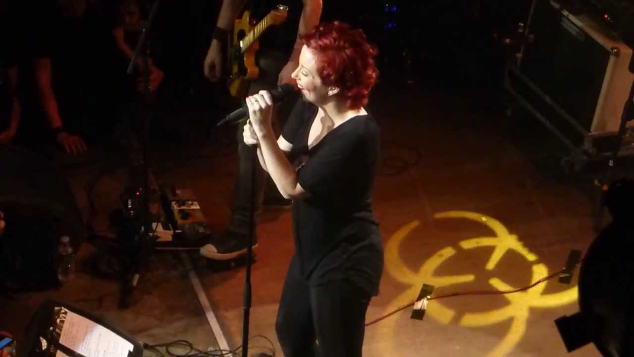 We Live On / Feel Alive - Anneke Van Giersbergen - Paris 26/10/2013