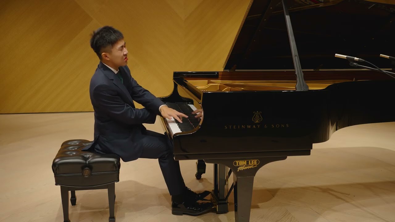 Lukas Kan: Liszt: Après une lecture du Dante: Fantasia quasi Sonata