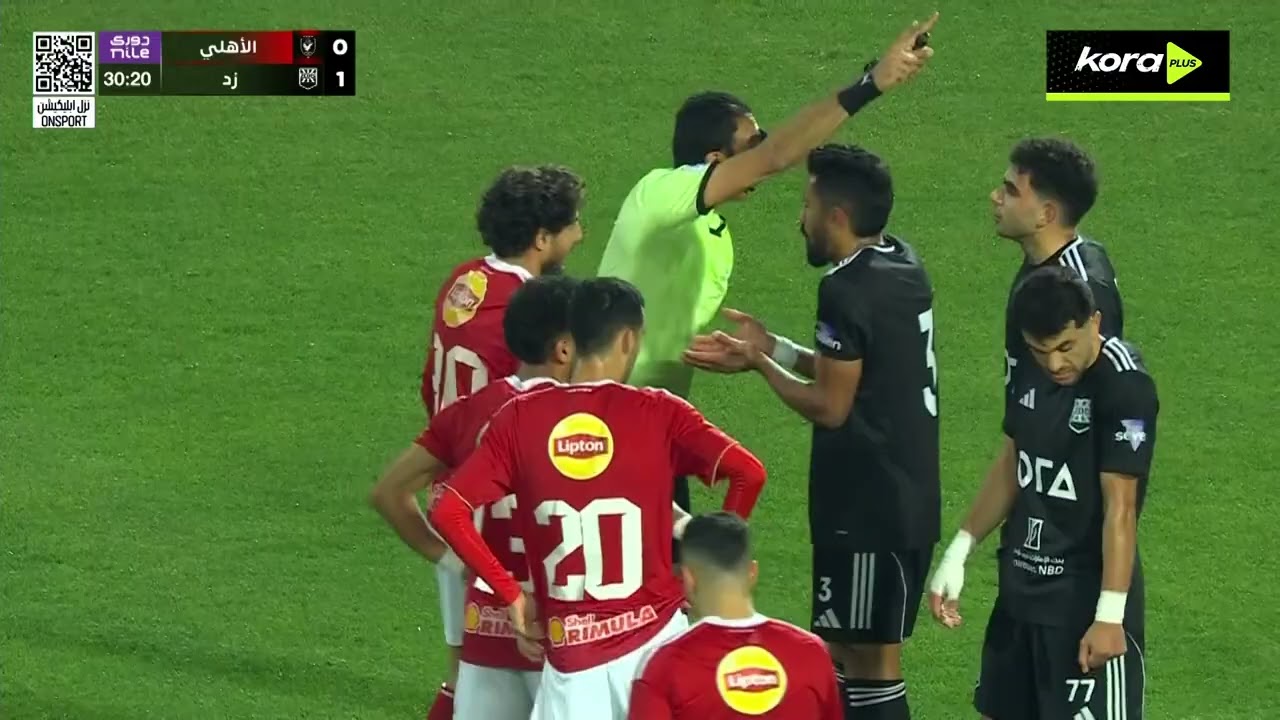 مطالبات من لاعبي الأهلي باحتساب ركلة جزاء على زد لكن الحكم يأمر باستمرار اللعب والفار يؤكد قراره ❌