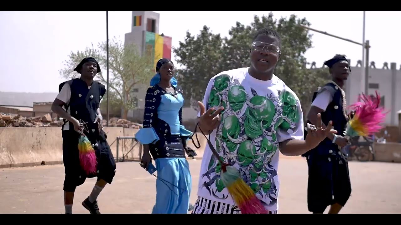 Griba yende & avec Djo le boss Être dogon ce n'est pas la parole, mais  le  comportement
