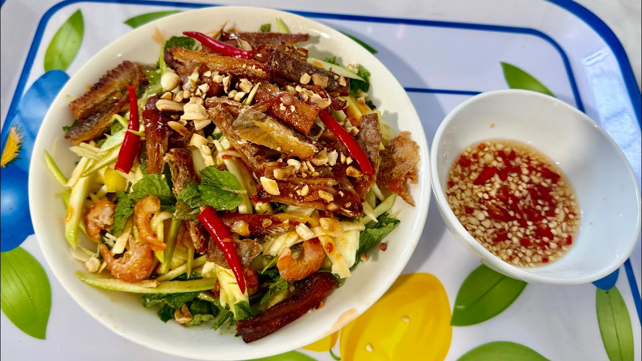 Xoài và khóm làm gỏi cùng với khô cá lóc +tôm khô,vị chua ngọt gỏi để tới chiều vẫn ráo nước 