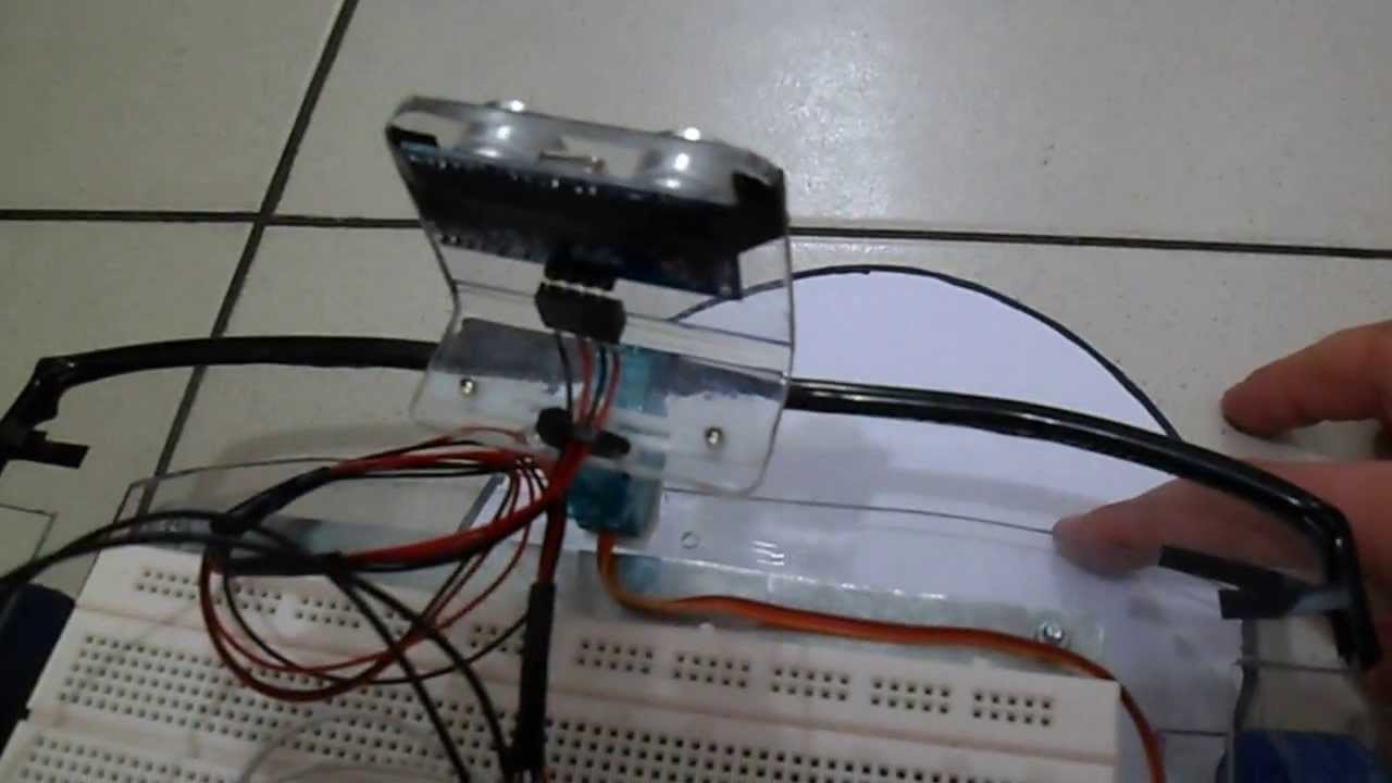 Robot Arduino Ultrasonico 2.0 evade obstáculos y busca el objeto blanco en el suelo