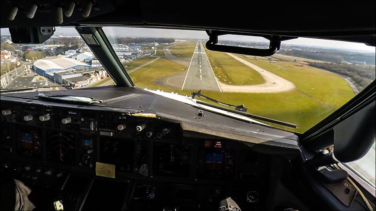 Boeing 737-800 Cockpit Landing at Brussels Charleroi