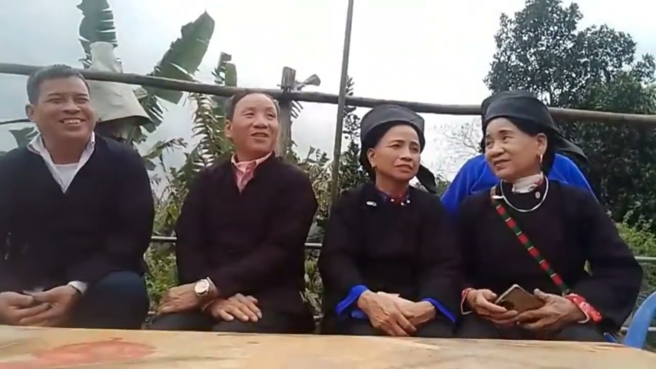 Tháng giêng năm mới các anh chị đến nhà nhau chúc Tết và giao lưu hát dân ca đối đáp chúc phúc 