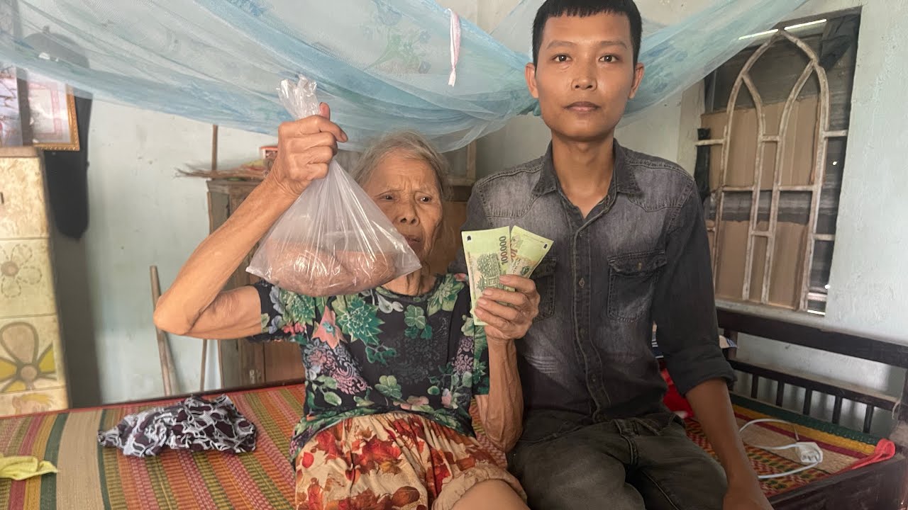 Bà cụ neo đơn một thân một mình, chật vật trong từng bữa cơm.