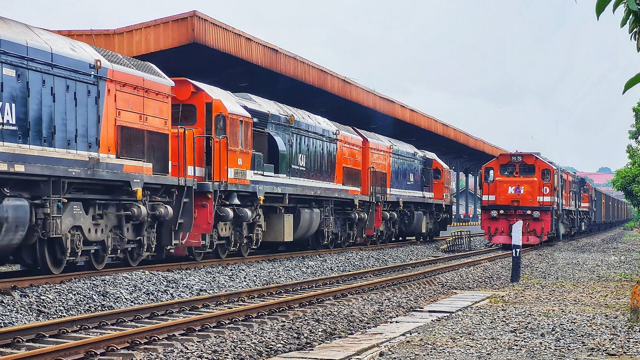 SAKING PANJANGNYA LOKOMOTIF SAMPAI BERJEJER !