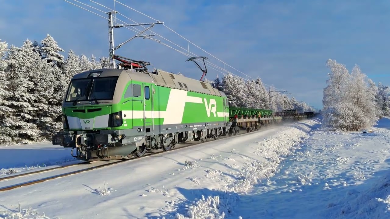 Freight train 3059 passes Ruskatex level crossing