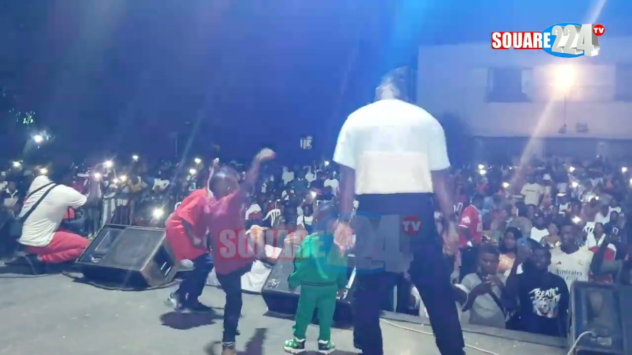 M'boma Barry sur scène au centre culturel de Douta Seck de Dakar
