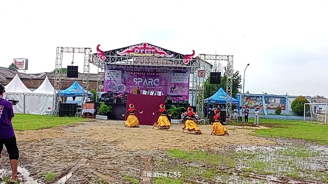 Pembukaan pentas seni SMK Strada Daan damos