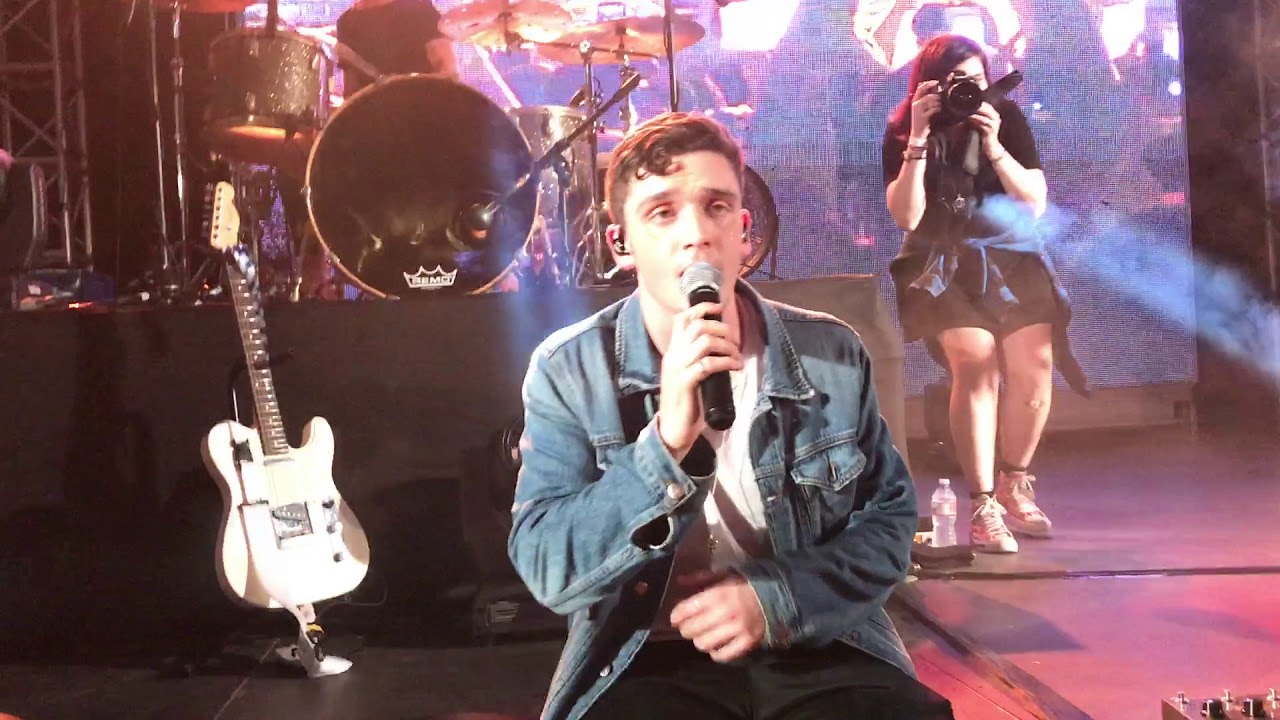 Lauv - Reforget (Live) - UP Town Center