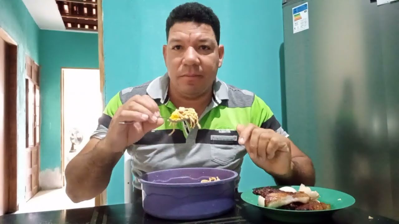 O MIOZIN COMENDO NA BACIA😋 #mukbang/CONTANDO HIST&Oacute;RIA DO AMIGO SEPARADO 😬