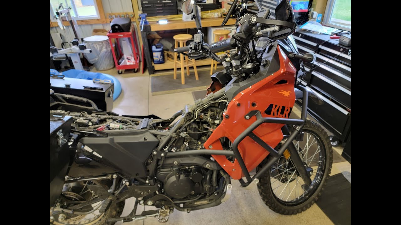 Это возможно!... Снятие бака с мотоцикла KLR650 2022 года (без необходимости разбирать мотоцикл н...