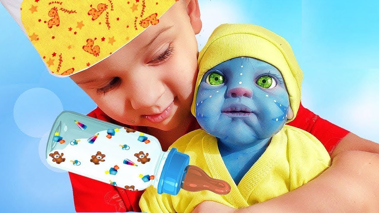 Roma chơi với búp Avatar tái sinh có biểu hiện bất thường.