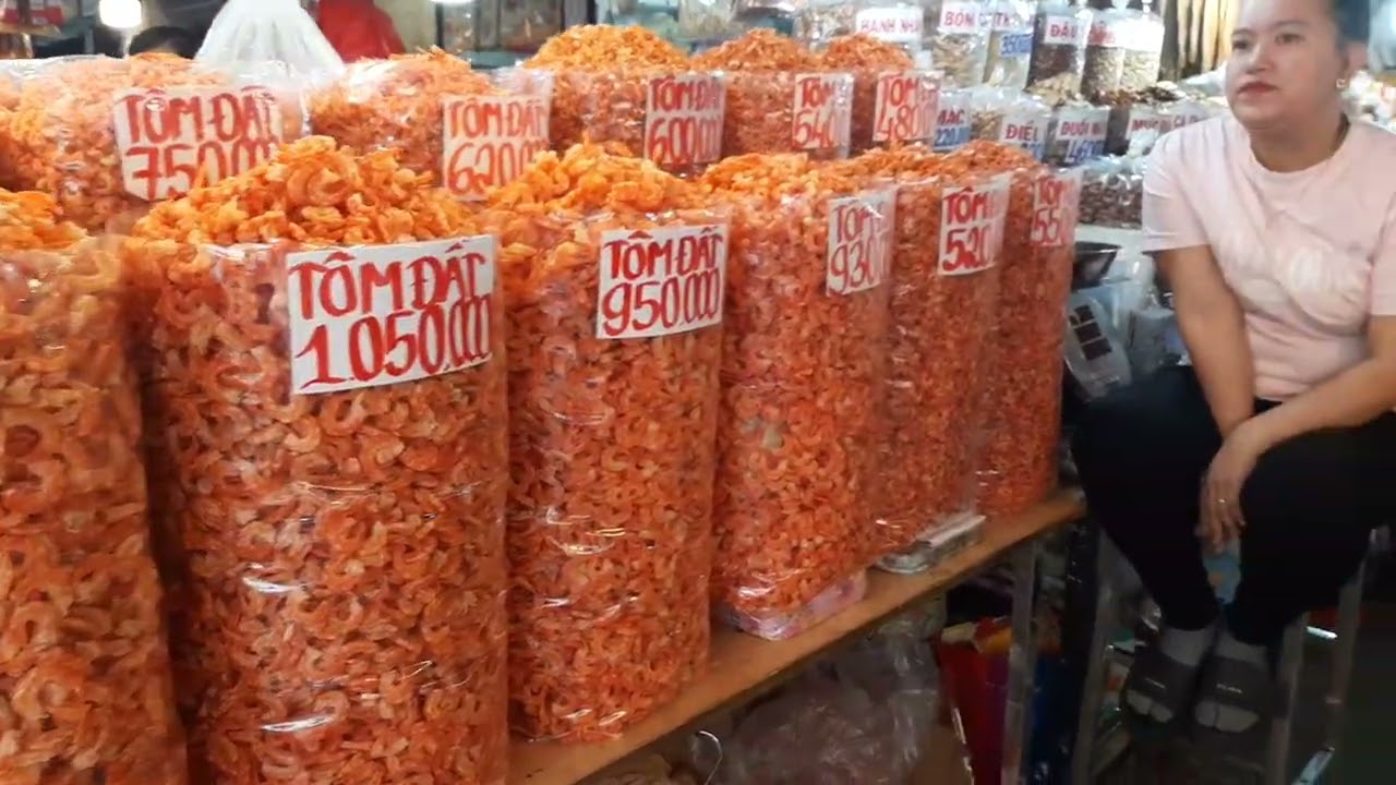 Tôm khô lạp xưởng khô cá sặc khô cá chỉ vàng khô cá thiều rất nhiều khách mua ở chợ Bình Tây